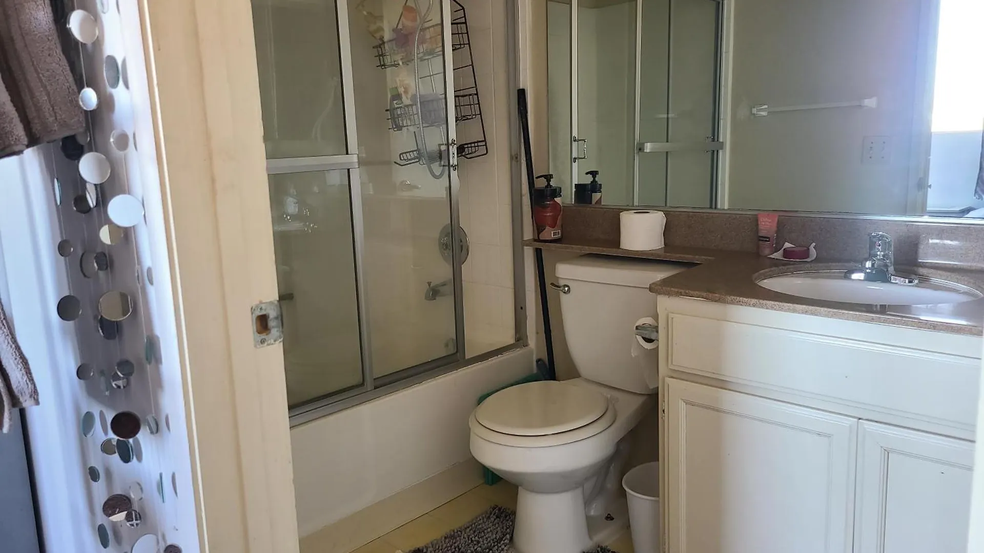 アパート Guest Room In Sherman Oaks With Private Bathroom And Balcony ロサンゼルス
