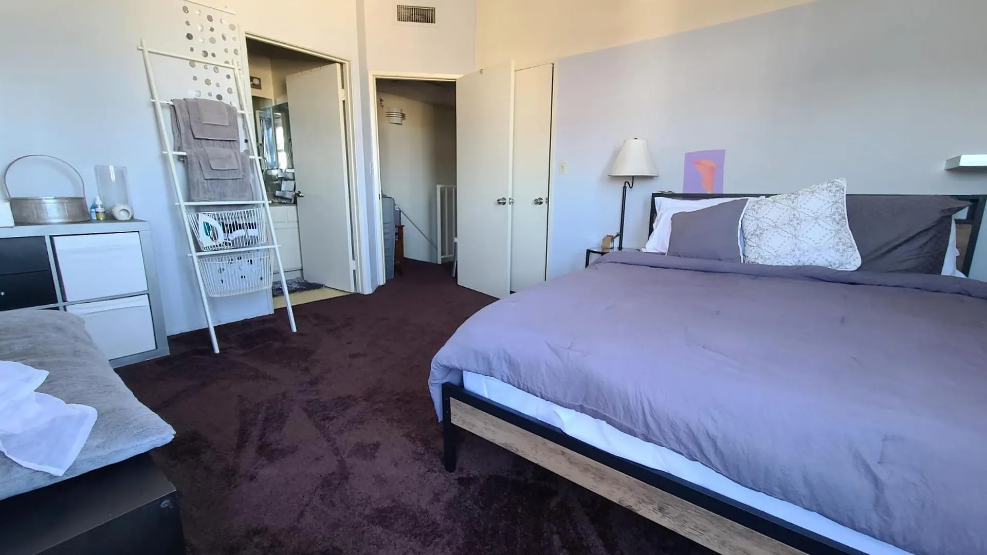 Guest Room In Sherman Oaks With Private Bathroom And Balcony ロサンゼルス